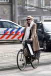Amsterdam 25 maart 2011
Tjitske Reidinga doet met de fiets boodschappen op de pc hooftstraat.
Peter Smulders bv