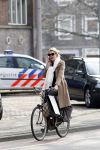 Amsterdam 25 maart 2011
Tjitske Reidinga doet met de fiets boodschappen op de pc hooftstraat.
Peter Smulders bv