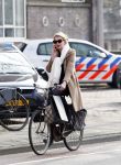 Amsterdam 25 maart 2011
Tjitske Reidinga doet met de fiets boodschappen op de pc hooftstraat.
Peter Smulders bv