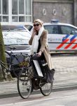 Amsterdam 25 maart 2011
Tjitske Reidinga doet met de fiets boodschappen op de pc hooftstraat.
Peter Smulders bv