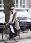Amsterdam 25 maart 2011
Tjitske Reidinga doet met de fiets boodschappen op de pc hooftstraat.
Peter Smulders bv