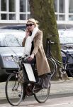 Amsterdam 25 maart 2011
Tjitske Reidinga doet met de fiets boodschappen op de pc hooftstraat.
Peter Smulders bv
