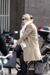 Amsterdam 25 maart 2011
Tjitske Reidinga doet met de fiets boodschappen op de pc hooftstraat.
Peter Smulders bv