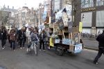 Amsterdam 10 april 2012
oa Maria Kooistra loopt op blote voeten door Amsterdam.
Peter Smulders bv