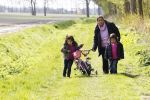 Slootdorp 12 en 13 april 2012
Constanza Breukhoven en haar man Mohammed en kinderen Soraiya en Semmy wonen sinds deze week in het friese dorp Slootdorp.
Peter Smulders bv