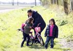 Slootdorp 12 en 13 april 2012
Constanza Breukhoven en haar man Mohammed en kinderen Soraiya en Semmy wonen sinds deze week in het friese dorp Slootdorp.
Peter Smulders bv