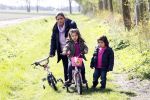 Slootdorp 12 en 13 april 2012
Constanza Breukhoven en haar man Mohammed en kinderen Soraiya en Semmy wonen sinds deze week in het friese dorp Slootdorp.
Peter Smulders bv