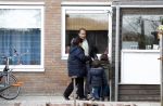 Slootdorp 12 en 13 april 2012
Constanza Breukhoven en haar man Mohammed en kinderen Soraiya en Semmy wonen sinds deze week in het friese dorp Slootdorp.
Peter Smulders bv
