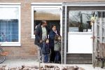Slootdorp 12 en 13 april 2012
Constanza Breukhoven en haar man Mohammed en kinderen Soraiya en Semmy wonen sinds deze week in het friese dorp Slootdorp.
Peter Smulders bv