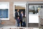Slootdorp 12 en 13 april 2012
Constanza Breukhoven en haar man Mohammed en kinderen Soraiya en Semmy wonen sinds deze week in het friese dorp Slootdorp.
Peter Smulders bv