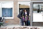 Slootdorp 12 en 13 april 2012
Constanza Breukhoven en haar man Mohammed en kinderen Soraiya en Semmy wonen sinds deze week in het friese dorp Slootdorp.
Peter Smulders bv