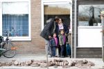 Slootdorp 12 en 13 april 2012
Constanza Breukhoven en haar man Mohammed en kinderen Soraiya en Semmy wonen sinds deze week in het friese dorp Slootdorp.
Peter Smulders bv