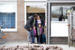 Slootdorp 12 en 13 april 2012
Constanza Breukhoven en haar man Mohammed en kinderen Soraiya en Semmy wonen sinds deze week in het friese dorp Slootdorp.
Peter Smulders bv