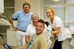 Eindhoven, 27 April 2012
Dries Mertens heeft vandaag zijn nieuwe tanden gekregen bij PSV tandarts Leo v Berkel en Tandtechnieker Hans de Wit.
Na de breuk van zijn voorste tanden in de wedstrijd van enkele weken geleden tegen AZ moesten er enkele nieuwe kronen worden geplaatst.
Foto Peter Smulders BV