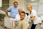 Eindhoven, 27 April 2012
Dries Mertens heeft vandaag zijn nieuwe tanden gekregen bij PSV tandarts Leo v Berkel en Tandtechnieker Hans de Wit.
Na de breuk van zijn voorste tanden in de wedstrijd van enkele weken geleden tegen AZ moesten er enkele nieuwe kronen worden geplaatst.
Foto Peter Smulders BV