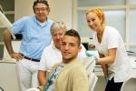 Eindhoven, 27 April 2012
Dries Mertens heeft vandaag zijn nieuwe tanden gekregen bij PSV tandarts Leo v Berkel en Tandtechnieker Hans de Wit.
Na de breuk van zijn voorste tanden in de wedstrijd van enkele weken geleden tegen AZ moesten er enkele nieuwe kronen worden geplaatst.
Foto Peter Smulders BV