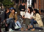 Amsterdam 24 maart 2012
Isa Hoes met vrienden in het zonnetje voor haar huis.
Peter Smulders bv