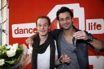 Amsterdam 8 m aart 2012
Jan Kooijman reikt prijs uit. Jan heeft Nialaya armband om.
Peter Smulders bv