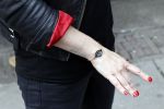 Amsterdam 10 april 2012
oa Maria Kooistra loopt op blote voeten door Amsterdam. Maria met tatoo's
Peter Smulders bv