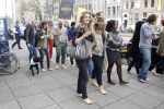 Amsterdam 10 april 2012
oa Maria Kooistra loopt op blote voeten door Amsterdam.
Peter Smulders bv