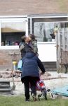 Slootdorp 12 en 13 april 2012
Constanza Breukhoven en haar man Mohammed en kinderen Soraiya en Semmy wonen sinds deze week in het friese dorp Slootdorp.
Peter Smulders bv