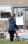 Slootdorp 12 en 13 april 2012
Constanza Breukhoven en haar man Mohammed en kinderen Soraiya en Semmy wonen sinds deze week in het friese dorp Slootdorp.
Peter Smulders bv