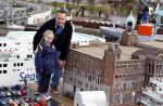 Scheveningen Den Haag 7 april 2012
Heropening Madurodam met oa aanwezig Humberto Tan met vrouw en kinderen Wendy v Dijk en Erland Galjaard met dochter Lizzy en Rob Geus met zijn dochter.
Peter Smulders bv