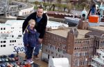 Scheveningen Den Haag 7 april 2012
Heropening Madurodam met oa aanwezig Humberto Tan met vrouw en kinderen Wendy v Dijk en Erland Galjaard met dochter Lizzy en Rob Geus met zijn dochter.
Peter Smulders bv
