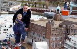 Scheveningen Den Haag 7 april 2012
Heropening Madurodam met oa aanwezig Humberto Tan met vrouw en kinderen Wendy v Dijk en Erland Galjaard met dochter Lizzy en Rob Geus met zijn dochter.
Peter Smulders bv