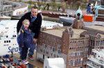 Scheveningen Den Haag 7 april 2012
Heropening Madurodam met oa aanwezig Humberto Tan met vrouw en kinderen Wendy v Dijk en Erland Galjaard met dochter Lizzy en Rob Geus met zijn dochter.
Peter Smulders bv