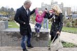 Scheveningen Den Haag 7 april 2012
Heropening Madurodam met oa aanwezig Humberto Tan met vrouw en kinderen Wendy v Dijk en Erland Galjaard met dochter Lizzy en Rob Geus met zijn dochter.
Peter Smulders bv