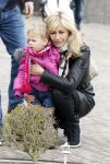 Scheveningen Den Haag 7 april 2012
Heropening Madurodam met oa aanwezig Humberto Tan met vrouw en kinderen Wendy v Dijk en Erland Galjaard met dochter Lizzy en Rob Geus met zijn dochter.
Peter Smulders bv