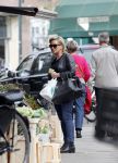 Amsterdam 17 april 2013
Connie Breukhoven doet boodschappen in amsterdam zuid.
Peter Smulders bv
