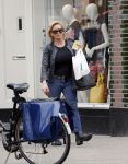 Amsterdam 17 april 2013
Connie Breukhoven doet boodschappen in amsterdam zuid.
Peter Smulders bv