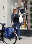 Amsterdam 17 april 2013
Connie Breukhoven doet boodschappen in amsterdam zuid.
Peter Smulders bv