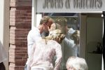 Amsterdam 1 juli 2004
Dennis Bergkamp winkelen op de PC Hooftstraat met zijn vrouw Henriette.
Peter Smulders bv