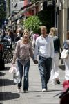 Amsterdam 1 juli 2004
Dennis Bergkamp winkelen op de PC Hooftstraat met zijn vrouw Henriette.
Peter Smulders bv