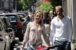 Amsterdam 1 juli 2004
Dennis Bergkamp winkelen op de PC Hooftstraat met zijn vrouw Henriette.
Peter Smulders bv