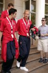 Amsterdam 30 juli 2004
Arsenal verlaat het Hilton hotel. Dennis Bergkamp en Robin v Persie
Peter Smulders bv