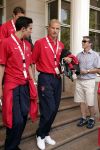Amsterdam 30 juli 2004
Arsenal verlaat het Hilton hotel. Dennis Bergkamp en Robin v Persie
Peter Smulders bv