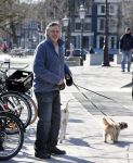 Amsterdam 2 april 2013
Hans v d Togt aan het wandelen met zijn hond en twee andere honden.
Peter Smulders bv
