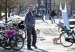 Amsterdam 2 april 2013
Hans v d Togt aan het wandelen met zijn hond en twee andere honden.
Peter Smulders bv