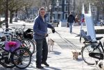 Amsterdam 2 april 2013
Hans v d Togt aan het wandelen met zijn hond en twee andere honden.
Peter Smulders bv