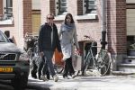 Amsterdam 18 april 2013
Isa Hoes met een kennis/vriend op terras en wandelen met honden.
Peter Smulders bv