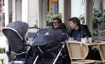 Amsterdam 28 maart 2013
Kai lerby en Jacob Krabbe op terras met hun kinderwagens.
Peter Smulders bv