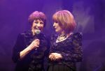 Amsterdam 2 april 2013
Liesbeth List krijgt uit handen van Mies Bouwman de radio Nostalgia ouvre award in het nieuwe de la mar theater.
Peter Smulders bv