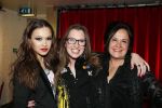 Amsterdam 4 april 2013
Modeshow en presentatie t shirts ontworpen door Lola Brood in Paradiso. Lola met zus Holly en moeder Xandra
Peter Smulders bv