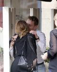 Amsterdam 17 april 2013
Lieke v Lexmond en Mark v Eeuwen groeten elkaar op terras bij Joffers. Mark zat er met een vriend en Lieke kwam daar met haar manager Frank Wisse.
Peter Smulders bv