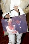 Scheveningen 2 juli 2004
Feestje Holland casino in het Kurhaus.
Mary Borsato met tas met foto Marco en Leontine
Peter Smulders bv