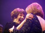 Amsterdam 2 april 2013
Liesbeth List krijgt uit handen van Mies Bouwman de radio Nostalgia ouvre award in het nieuwe de la mar theater.
Peter Smulders bv